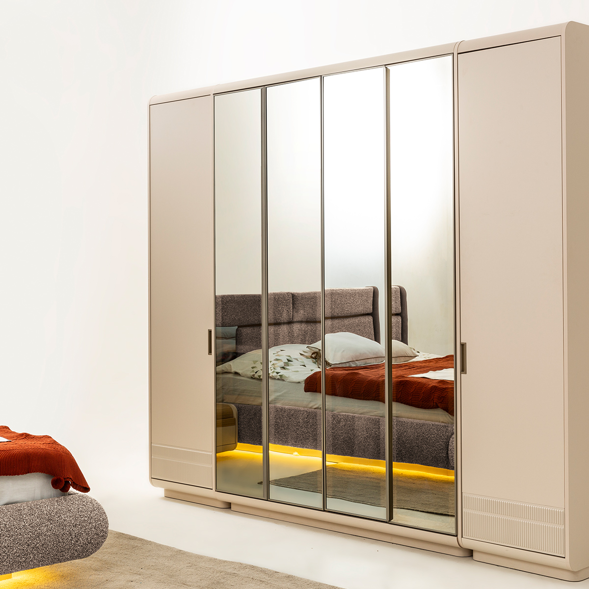 AURA Wardrobe - Image 3